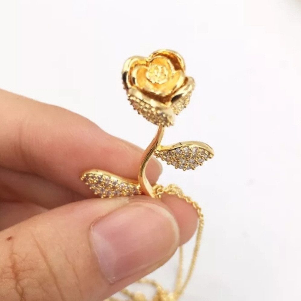 🔥14k gold plated rose necklace with rhinestones - Picture 5 of 6